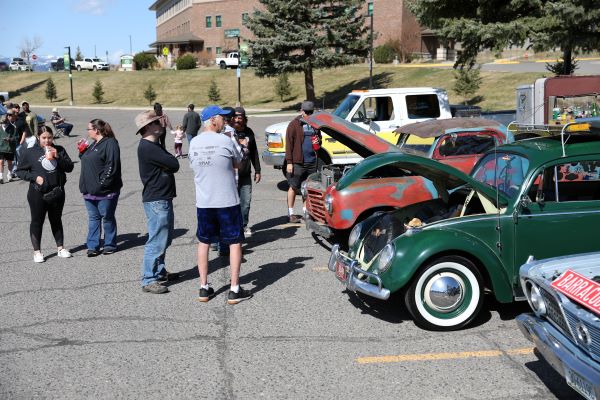 People look at classic cars